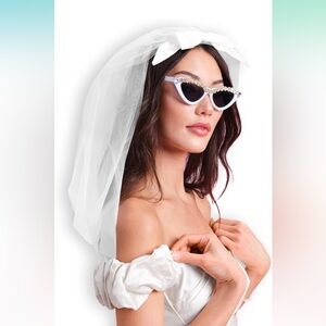 Favorite mini veil I bought, went with anything and so easy to put in!